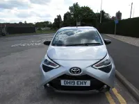 Usado Toyota Aygo Trend 72 CV (52 kW) 2019 Plateado Utilitario