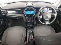 Usado Mini Cooper Classic 136 HP (100 kW) 2023 Prateado Citadino