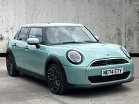 Begagnad Mini Cooper Exclusive 2024 Grön Halvkombi