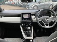Używany Renault Clio V SE 90 KM (66 kW) 2022 Hatchback