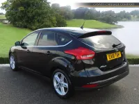 Usado Ford Focus Titanium 125 CV (91 kW) 2018 Negro Utilitario