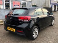 Usado Kia Rio 77 HP (56 kW) 2017 Preto Citadino
