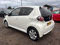 Begagnad Toyota Aygo 68 HK (50 kW) 2012 Vit Halvkombi