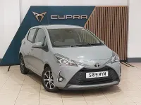 Usado Toyota Yaris 111 CV (81 kW) 2019 Gris Utilitario