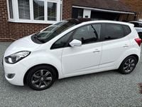 Used Hyundai ix20 Premium 90 HP (66 kW) 2017 White Hatchback