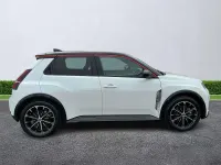 Used Renault R5 Iconic 110 kW (150 HP) 2026 Artc wt+blck rf Hatchback