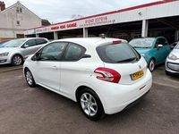 Used Peugeot 208 Active 82 HP (60 kW) 2014 White Hatchback