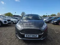 Usado Ford Fiesta Titanium 125 CV (91 kW) 2017 Gris Utilitario