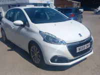 Used Peugeot 208 Signature Sky 82 HP (60 kW) 2018 White Hatchback