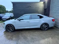 Usado Skoda Superb SportLine 150 CV (110 kW) 2018 Gris Utilitario