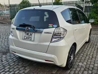 Used Honda Jazz Hybrid 99 HP (72 kW) 2013 Pearl white Hatchback