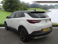 Used Vauxhall Grandland X SRi 130 HP (95 kW) 2020 White SUV