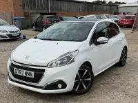Used Peugeot 208 Allure Premium 80 HP (58 kW) 2017 White Hatchback