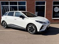 Begagnad MG MG4 EV SE 319 kW (435 HK) 2023 Vit Halvkombi
