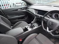 Used Vauxhall Insignia SRi 136 HP (100 kW) 2018 White Estate
