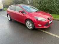 Begagnad Ford Focus Zetec 125 HK (91 kW) 2012 Röd Halvkombi