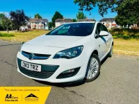 Used Vauxhall Astra 99 HP (72 kW) 2013 White Hatchback