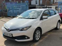 Used Toyota Auris 116 HP (85 kW) 2016 White Hatchback