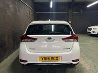 Used Toyota Auris Hybrid 136 HP (100 kW) 2015 White Hatchback