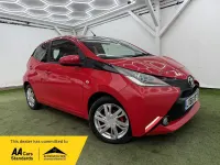Usado Toyota Aygo x-press 68 CV (50 kW) 2016 Rojo Utilitario