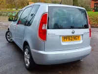 Usado Skoda Roomster SE 105 CV (77 kW) 2013 Plateado Monovolumen