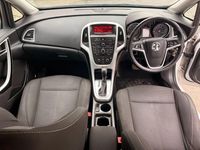 Second-hand Vauxhall Astra SRi 165 CP (121 kW) 2011 Alb Hatchback