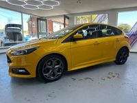 Używany Ford Focus ST 250 KM (183 kW) 2017 Żółty Hatchback
