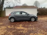 Begagnad Kia Rio 2022 Grå Halvkombi