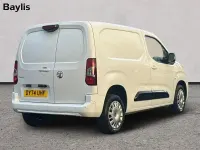 Second-hand Vauxhall Combo 100 CP (73 kW) 2024 Alb Monovolum
