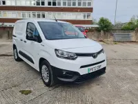 Usado Toyota Proace 50 kW (68 CV) 2022 Blanco Monovolumen