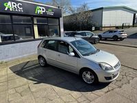 Usado Ford Fiesta Ghia 100 HP (73 kW) 2007 Prateado Citadino