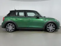 Begagnad Mini Cooper Exclusive 2023 Grön Halvkombi