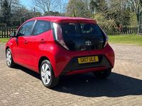 Usado Toyota Aygo X-play 69 HP (50 kW) 2017 Vermelho Citadino