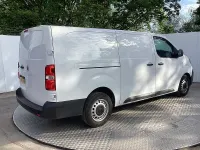 Second-hand Vauxhall Vivaro 100 CP (73 kW) 2024 Alb Monovolum
