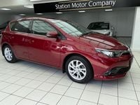 Used Toyota Auris Hybrid 136 HP (100 kW) 2018 Red Hatchback