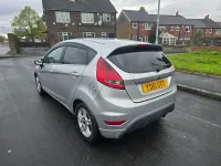 Usado Ford Fiesta Zetec 70 HP (51 kW) 2012 Prateado Citadino