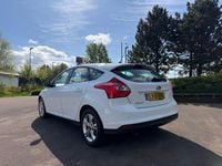Used Ford Focus Zetec 99 HP (72 kW) 2011 White Hatchback