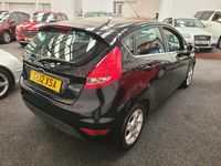 Usado Ford Fiesta Zetec 96 HP (70 kW) 2012 Preto Citadino