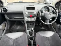 Usado Toyota Aygo 68 CV (50 kW) 2011 Verde Utilitario