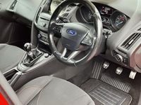 Used Ford Focus Zetec 120 HP (88 kW) 2015 Red Hatchback