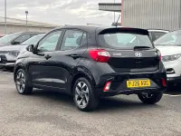 Ny Hyundai i10 Advanced 83 HK (61 kW) 2025 Röd Halvkombi