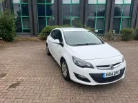 Used Vauxhall Astra Design Edition 108 HP (79 kW) 2014 White Hatchback