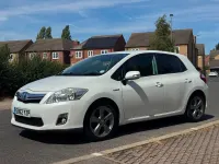 Used Toyota Auris Hybrid 136 HP (100 kW) 2012 White Hatchback