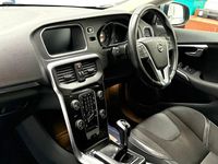 Used Volvo V40 Momentum 120 HP (88 kW) 2018 Blue Hatchback