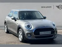Używany Mini Cooper Classic 134 KM (98 kW) 2018 Srebrny Hatchback