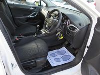 Used Vauxhall Astra 2017 White Estate