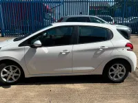 Used Peugeot 208 Active 100 HP (73 kW) 2017 White Hatchback