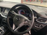 Used Vauxhall Astra SRi 150 HP (110 kW) 2016 White Estate