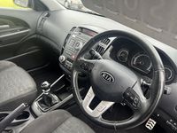 Używany Kia Ceed 113 KM (83 kW) 2010 Niebieski Hatchback