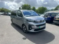Begagnad Peugeot e-Traveller Allure 98 kW (134 HK) 2025 Grå Minibuss